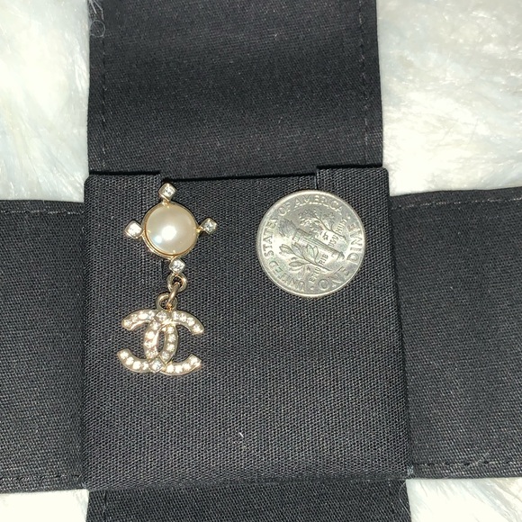 āāSOLDāā21A dangling CC with crystals and pearl - Picture 7 of 7